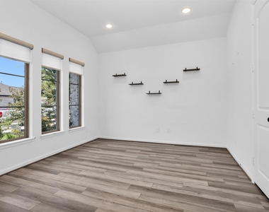 18402 Circle Bar Ranch Court - Photo Thumbnail 4