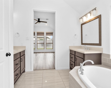 18402 Circle Bar Ranch Court - Photo Thumbnail 17
