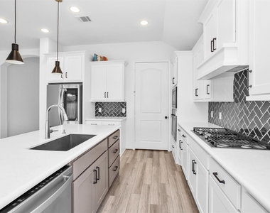 18402 Circle Bar Ranch Court - Photo Thumbnail 9