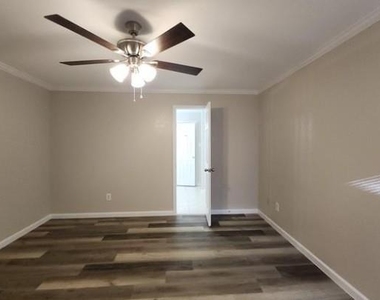 305 Meadow Court - Photo Thumbnail 10