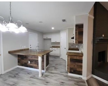 305 Meadow Court - Photo Thumbnail 5