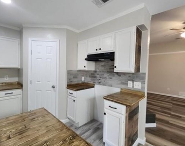 305 Meadow Court - Photo Thumbnail 7