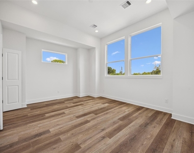 835 Elkhart Street - Photo Thumbnail 9