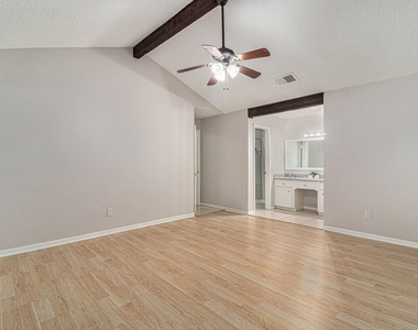 819 Seamaster Drive - Photo Thumbnail 7