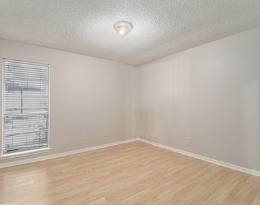 819 Seamaster Drive - Photo Thumbnail 9