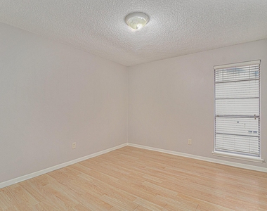 819 Seamaster Drive - Photo Thumbnail 10