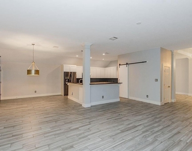 2306 Coleridge Court - Photo Thumbnail 12