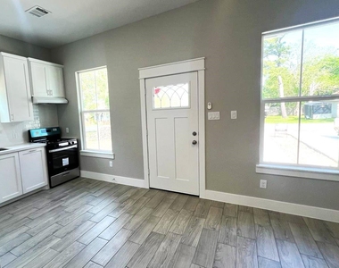 208 Indiana Street - Photo Thumbnail 5
