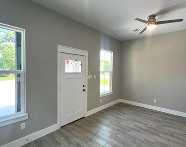 208 Indiana Street - Photo Thumbnail 3