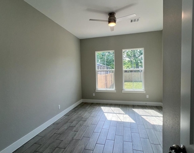 208 Indiana Street - Photo Thumbnail 9
