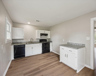 613 Winding Way Street - Photo Thumbnail 2