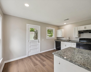 613 Winding Way Street - Photo Thumbnail 3