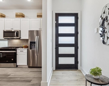 2402 Mann Street - Photo Thumbnail 3