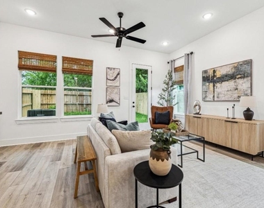 2402 Mann Street - Photo Thumbnail 6