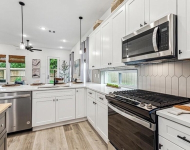 2402 Mann Street - Photo Thumbnail 5