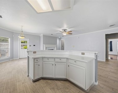 807 Fairpark Lane - Photo Thumbnail 10