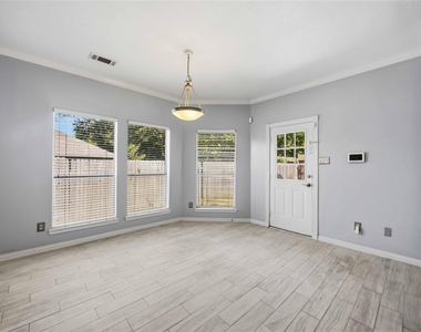 807 Fairpark Lane - Photo Thumbnail 11