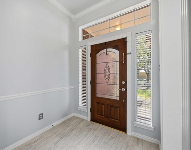 807 Fairpark Lane - Photo Thumbnail 3