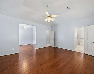 807 Fairpark Lane - Photo Thumbnail 18