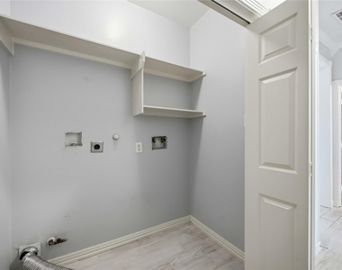 807 Fairpark Lane - Photo Thumbnail 28