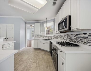 807 Fairpark Lane - Photo Thumbnail 9