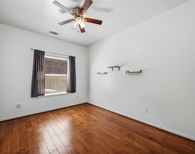807 Fairpark Lane - Photo Thumbnail 27