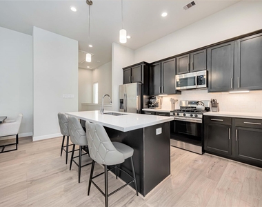 108 Knightsbridge Park Lane - Photo Thumbnail 4
