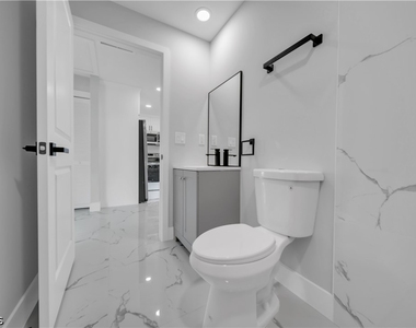 922 Macy Street E - Photo Thumbnail 10