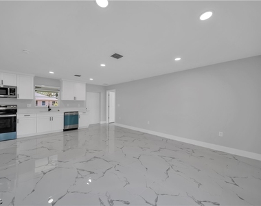 922 Macy Street E - Photo Thumbnail 2