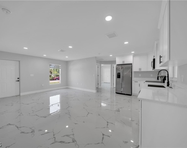 922 Macy Street E - Photo Thumbnail 5