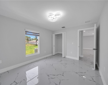 922 Macy Street E - Photo Thumbnail 7