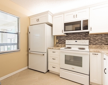 9275 Lake Park Drive - Photo Thumbnail 8