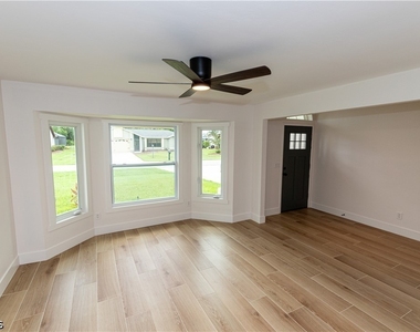 19570 Oak Forest Drive - Photo Thumbnail 4
