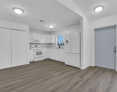 128 Harold Avenue S - Photo Thumbnail 1