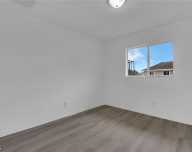 128 Harold Avenue S - Photo Thumbnail 14