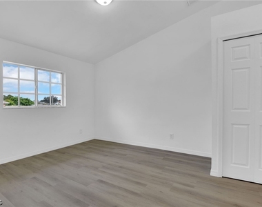 128 Harold Avenue S - Photo Thumbnail 10