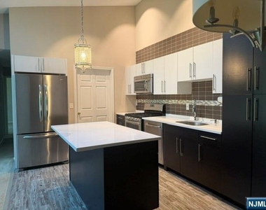 335 Linden - Photo Thumbnail 5