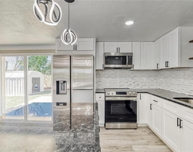 1300 Melonwood Avenue - Photo Thumbnail 3
