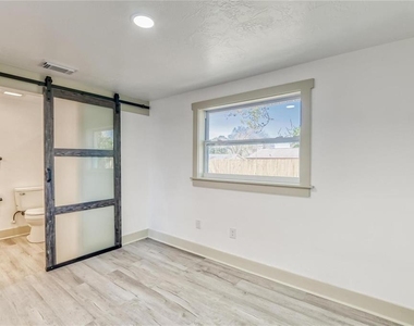 1300 Melonwood Avenue - Photo Thumbnail 4