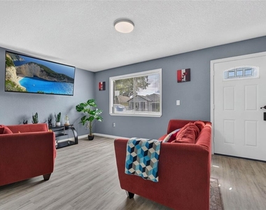 8114 N Edison Avenue - Photo Thumbnail 5