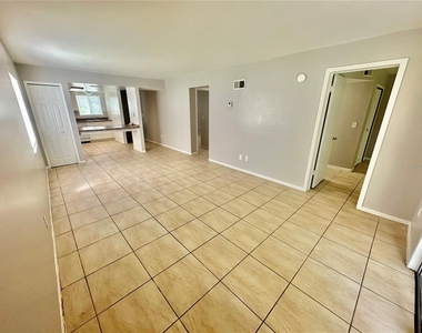 2549 S Oak Avenue - Photo Thumbnail 3