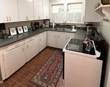 1617 Nw 7th Place - Photo Thumbnail 2