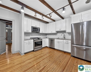 428 Northampton St - Photo Thumbnail 9