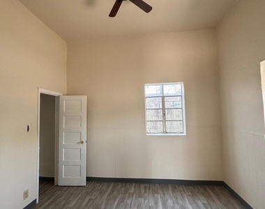 920 S Stanton Street - Photo Thumbnail 5