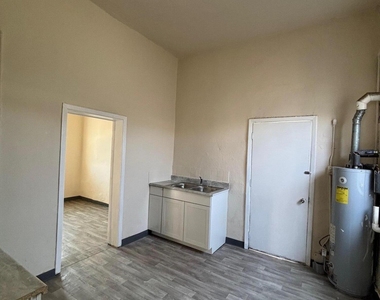 920 S Stanton Street - Photo Thumbnail 4