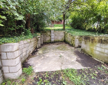 2004 Pioneer Ave - Photo Thumbnail 18