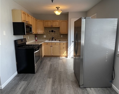 412 Mary St - Photo Thumbnail 7