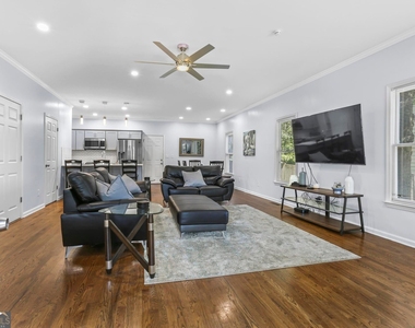 687 Windsor Street Sw - Photo Thumbnail 2