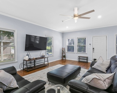 687 Windsor Street Sw - Photo Thumbnail 4