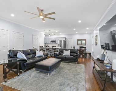 687 Windsor Street Sw - Photo Thumbnail 1